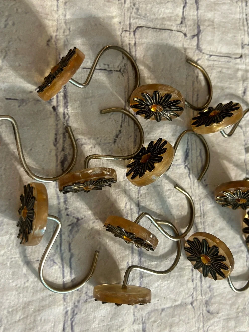 VINTAGE DAISY RUSTIC BRONZE DESIGN CENTER YELLOW GEM CURTAIN HOOKS (12)